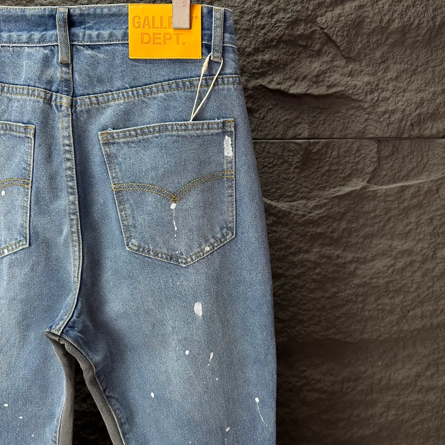 P250 GALLERY DEPT. 2025 new splash-ink hand-painted letter splicing couple style loose washed flared jeans 🔥High version🔥High version🔥 Top ceiling quality Styles with different washed textures are very friendly to people with thin legs and thick legs. The slightly flared version is very flattering. Moderate length that never goes out of style, easy to match with casually, basic styling for various styles, a must-have in the wardrobe! The fabric is stiff but also makes the upper body soft without losing texture. The washing process is even more perfect. It is a must-have item for everyone! ! ! Washed wheat, tag, pants label, three complete labels Color: washed black, washed blue Size: 28, 30, 32, 34 (four sizes)